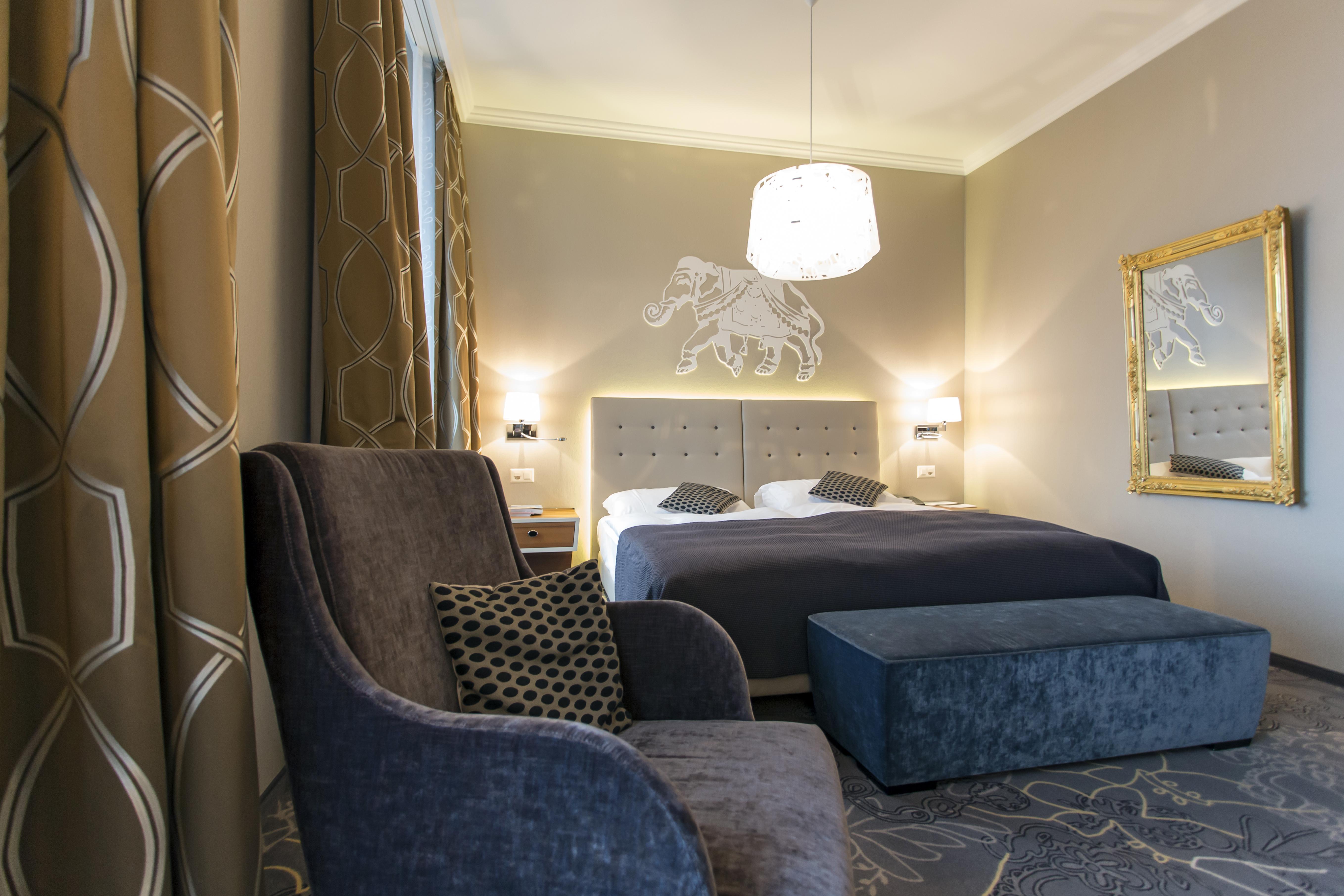 Hotel Schweizerhof Luzern Экстерьер фото A room at the hotel