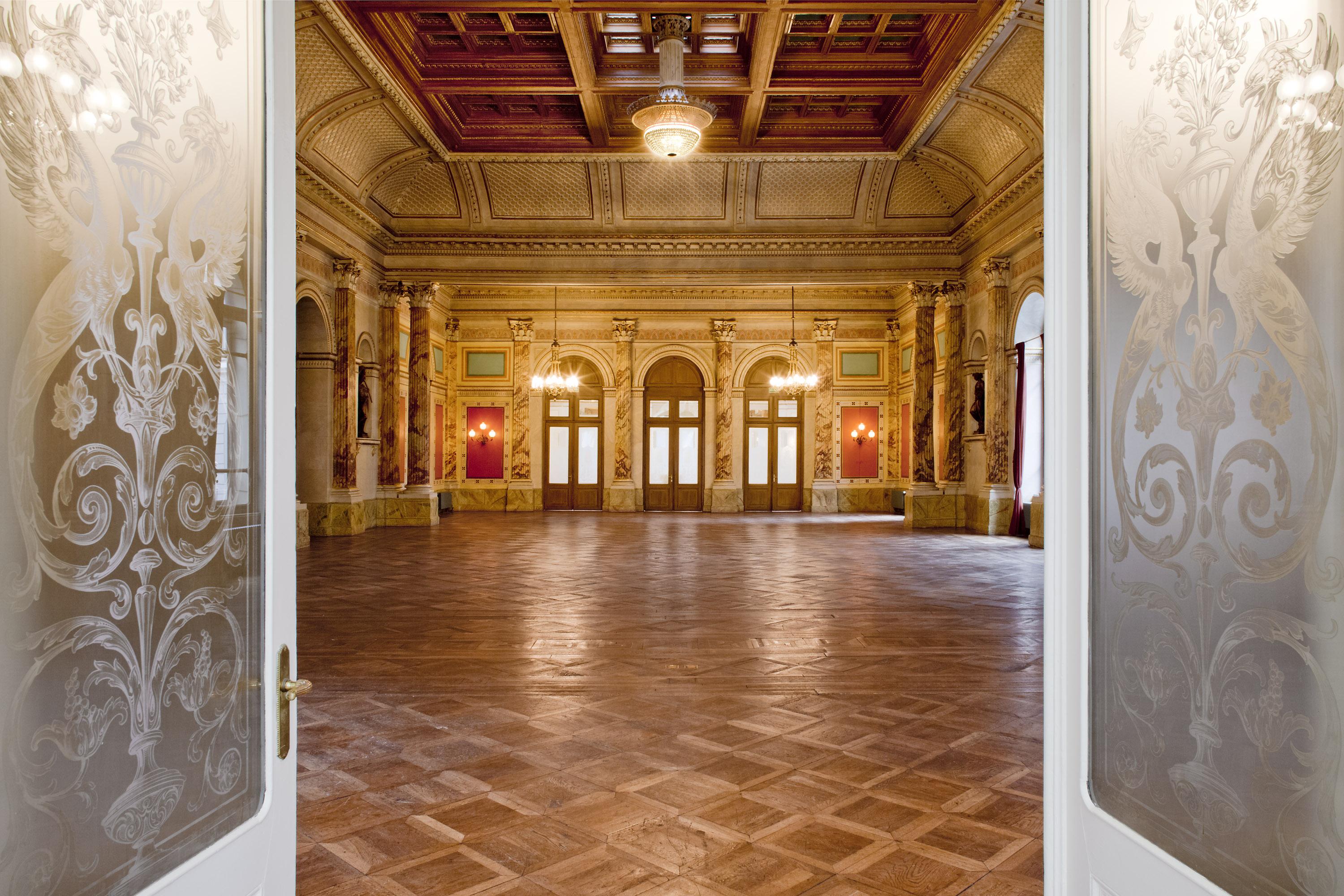 Hotel Schweizerhof Luzern Экстерьер фото The interior of the National Museum of the United States Army