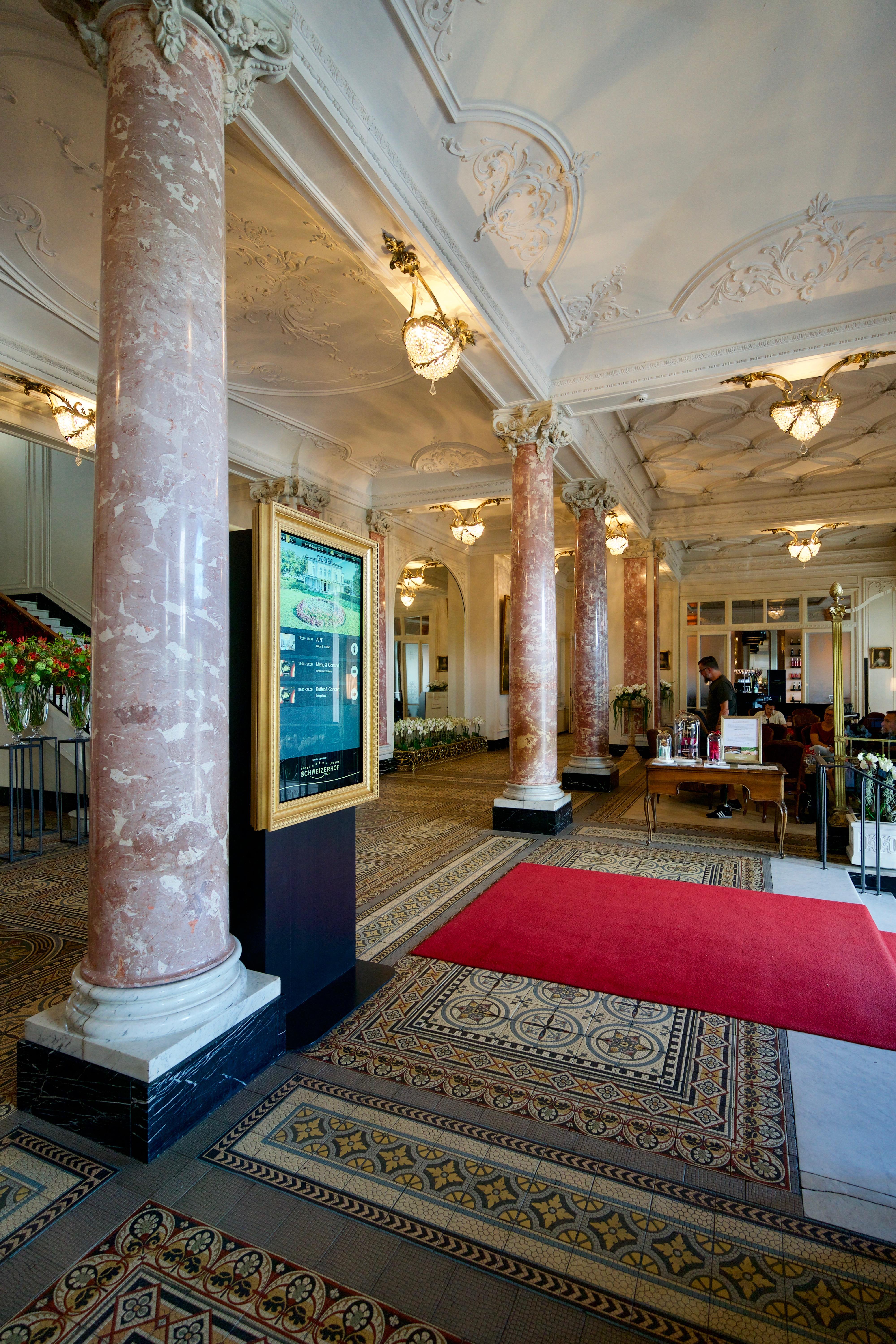 Hotel Schweizerhof Luzern Экстерьер фото The lobby of the hotel