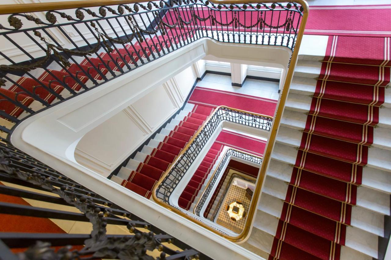 Hotel Schweizerhof Luzern Экстерьер фото Staircase